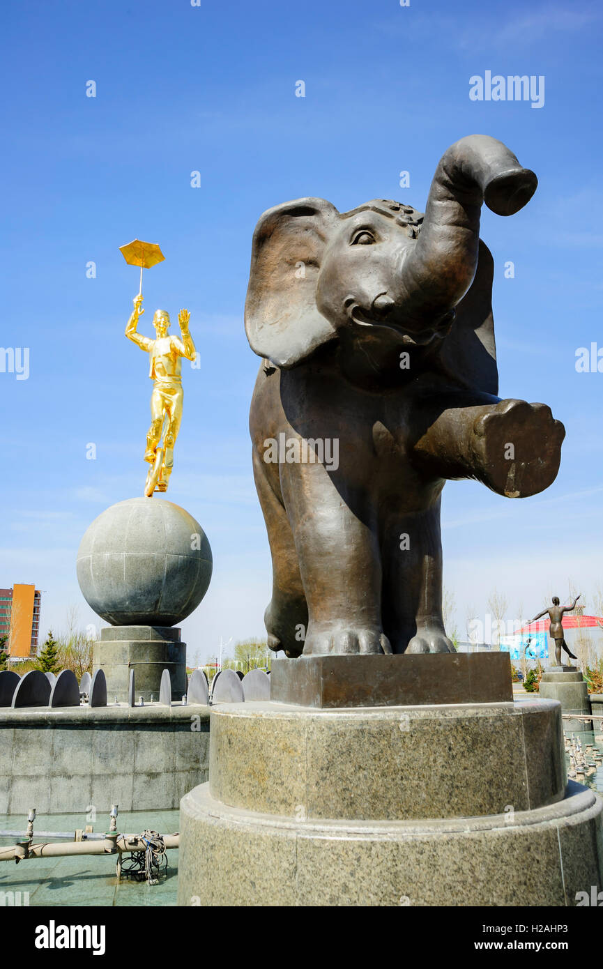 Elefant und goldenen Acrobat Statuen am Moskauer Brunnen Circus Square, Astana, Kasachstan Stockfoto