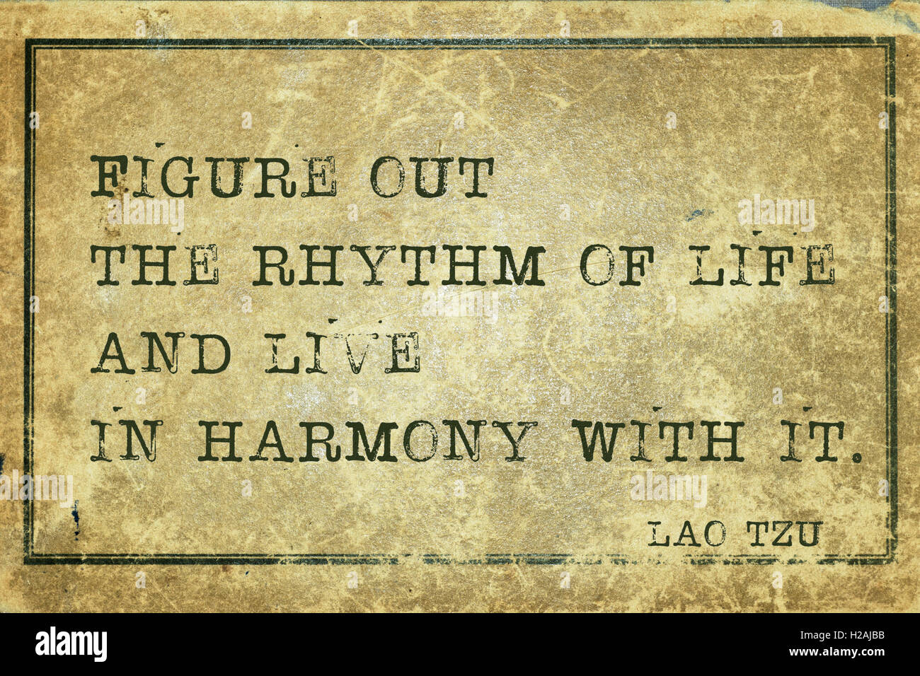 Herauszufinden Sie, den Rhythmus des Lebens - Alter chinesische Philosoph Laotse Zitat auf Grunge Vintage Karton gedruckt Stockfoto