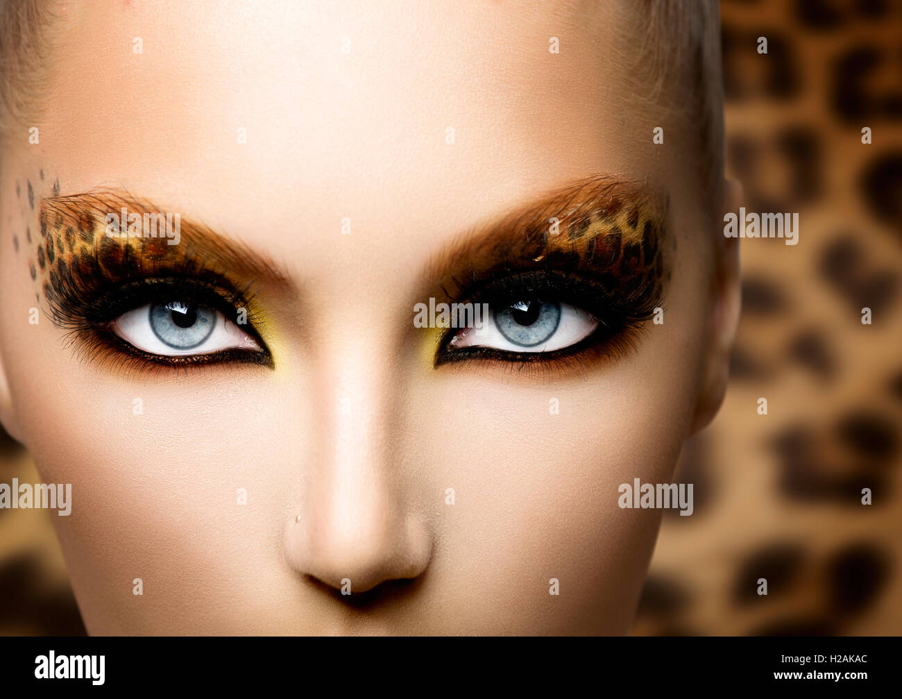 Beauty Fashion Modell Mädchen mit Urlaub Leopard Make-up Stockfoto