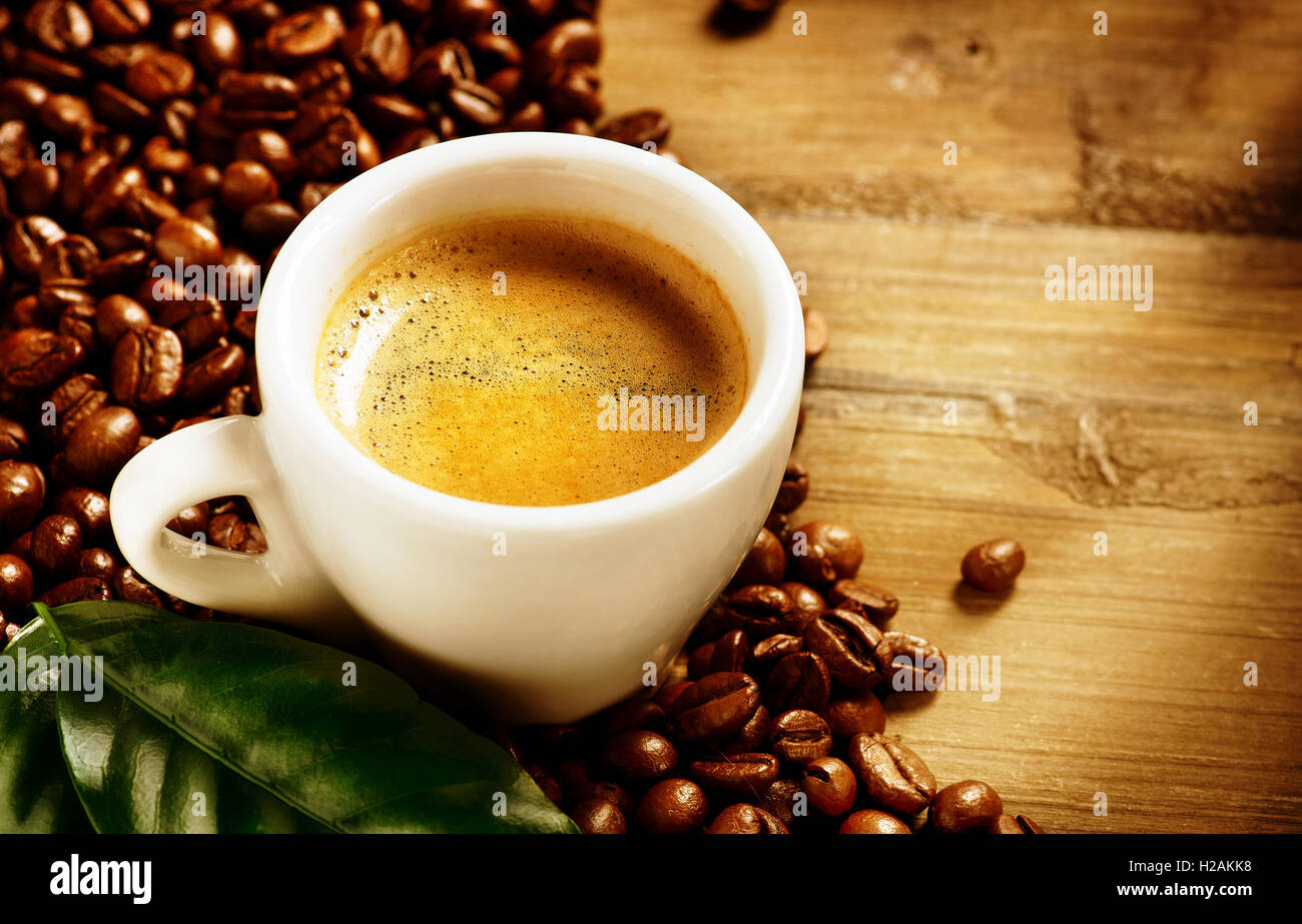 Kaffee Espresso. Tasse Kaffee mit Bohnen und grüne Blatt Stockfoto