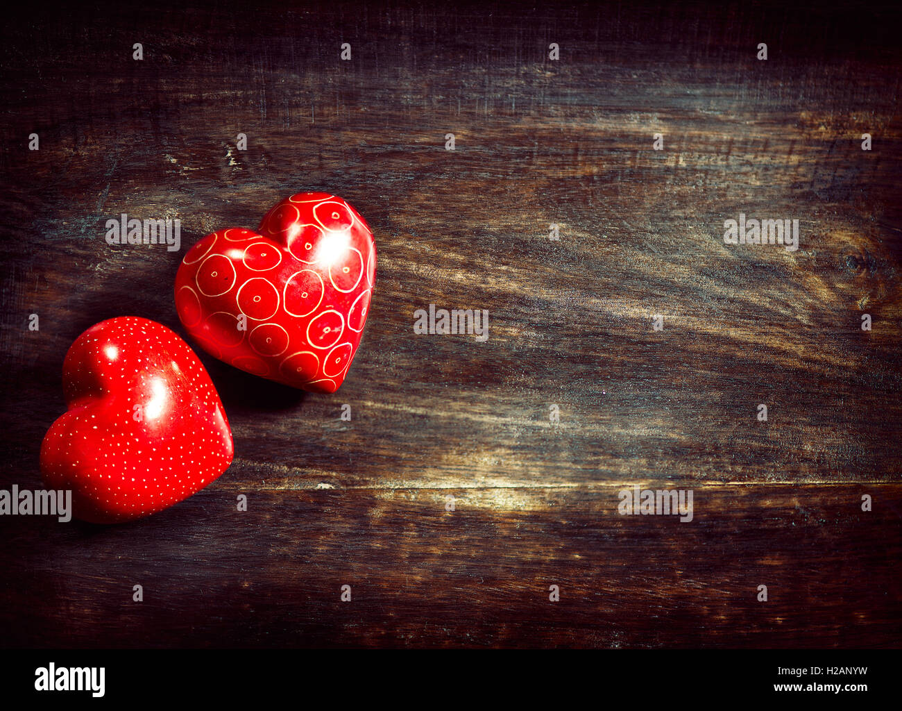 Valentines Vintage handgefertigte paar Herzen über hölzerne Hintergrund Stockfoto