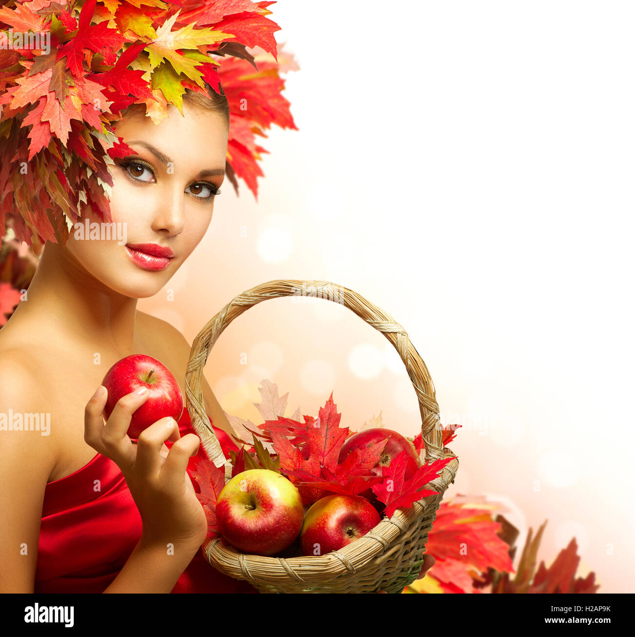 Schönheit-Herbst-Frau mit Reife rote Bio-Äpfel Stockfoto
