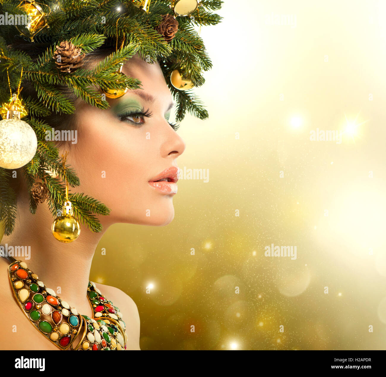 Weihnachten-Frau. Weihnachtsbaum-Urlaub-Frisur und Make-up Stockfoto