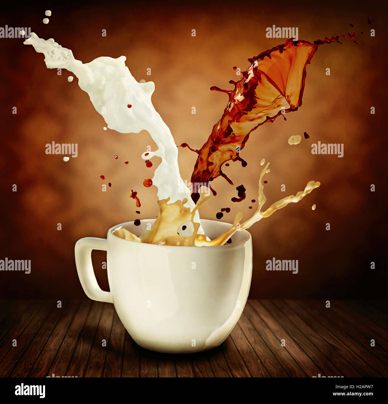 Kaffee mit Milch spritzt. Tasse Cappuccino oder Latte Macchiato Stockfoto