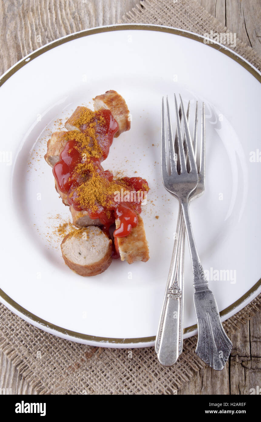 Currywurst mit Ketchup auf einem Teller Stockfoto