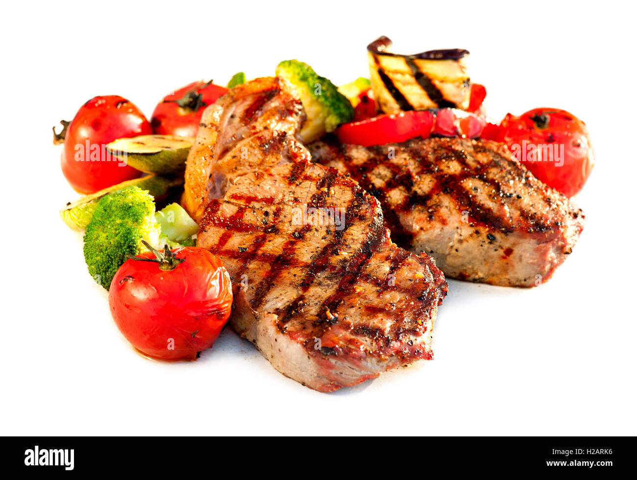 Gegrilltes Rindersteak mit Gemüse over White Background Stockfoto