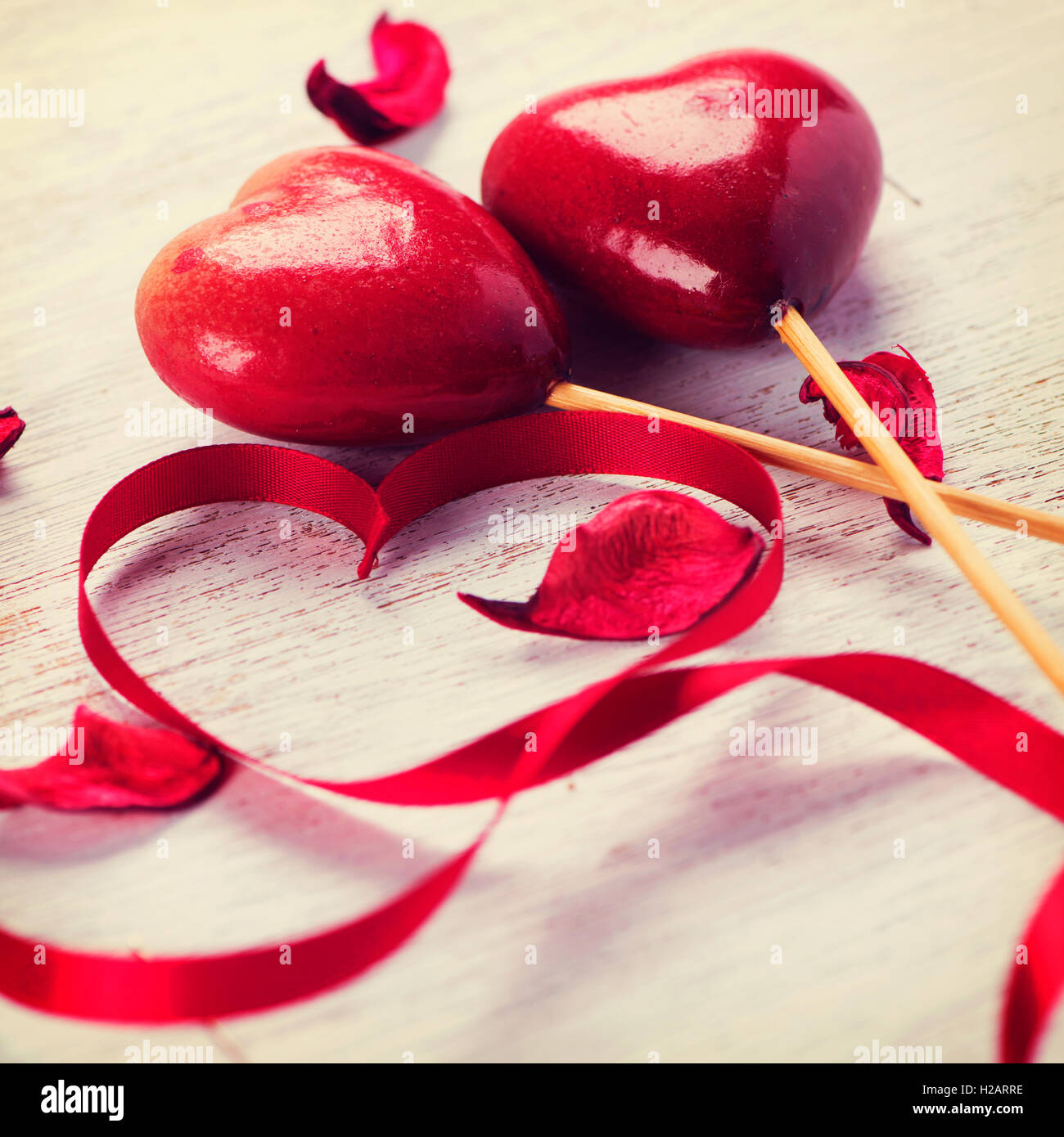 Valentine Herzen. Rote Satin Geschenkband und roten Herzen Stockfoto