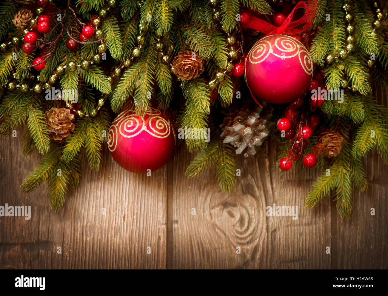 Weihnachtsbaum und Dekoration über hölzerne Hintergrund Stockfoto