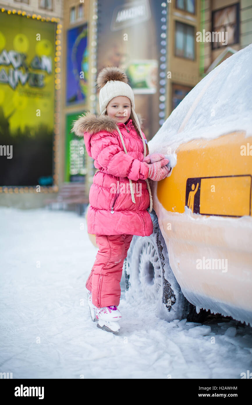 Schöne Mädchen auf Schlittschuhen in der Nähe von taxi Stockfoto