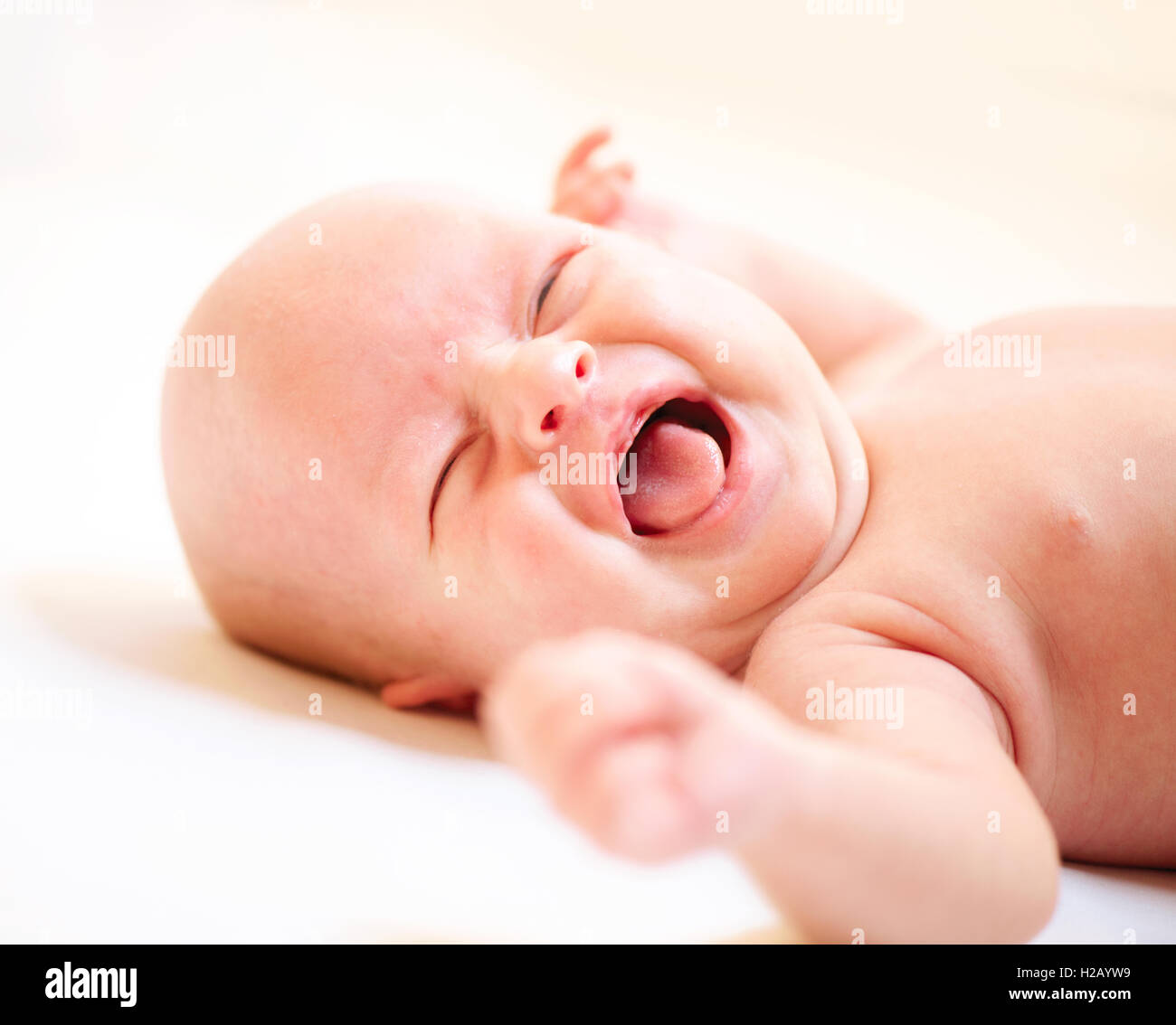 Neugeborenes Baby zu weinen. Cry Baby Boy Stockfoto