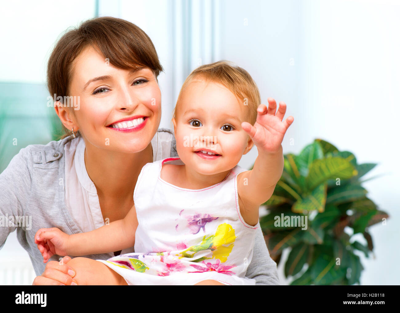 Mutter und Baby küssen und umarmen zu Hause Stockfoto
