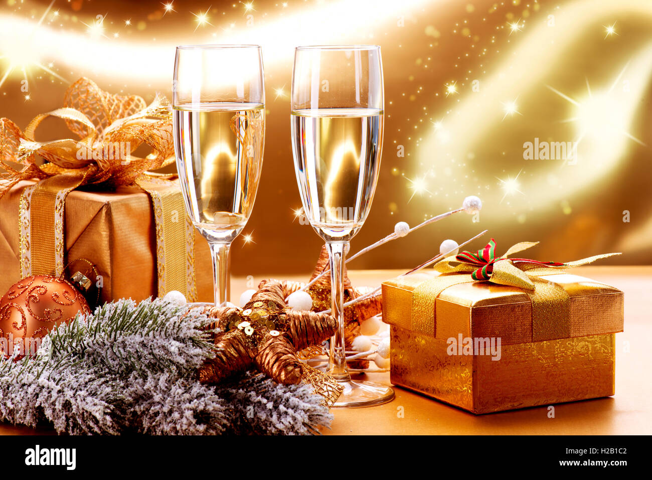 Neujahr und Weihnachten feiern. Zwei Sektgläser Stockfoto
