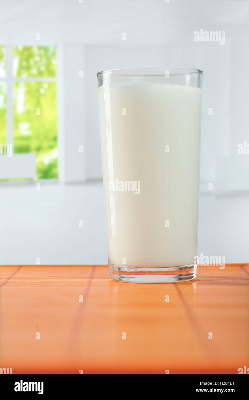 Glas Milch auf Tisch Stockfoto