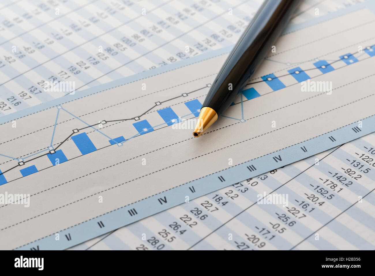 Nahaufnahme einer Feder und Business Analyse-Tabelle mit einer Grafik Stockfoto