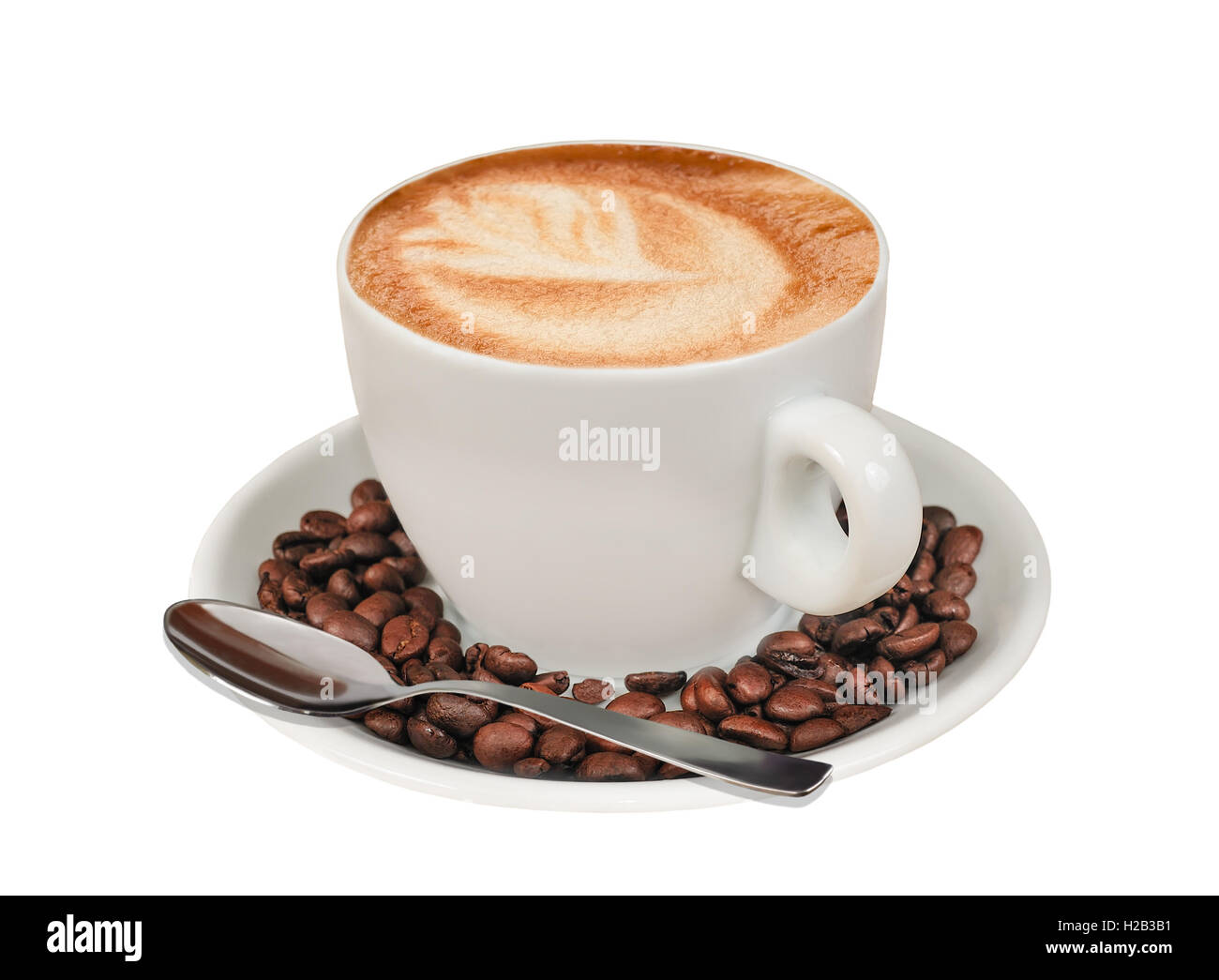Cappuccino mit Kaffeebohnen isoliert auf weißem Hintergrund Stockfoto