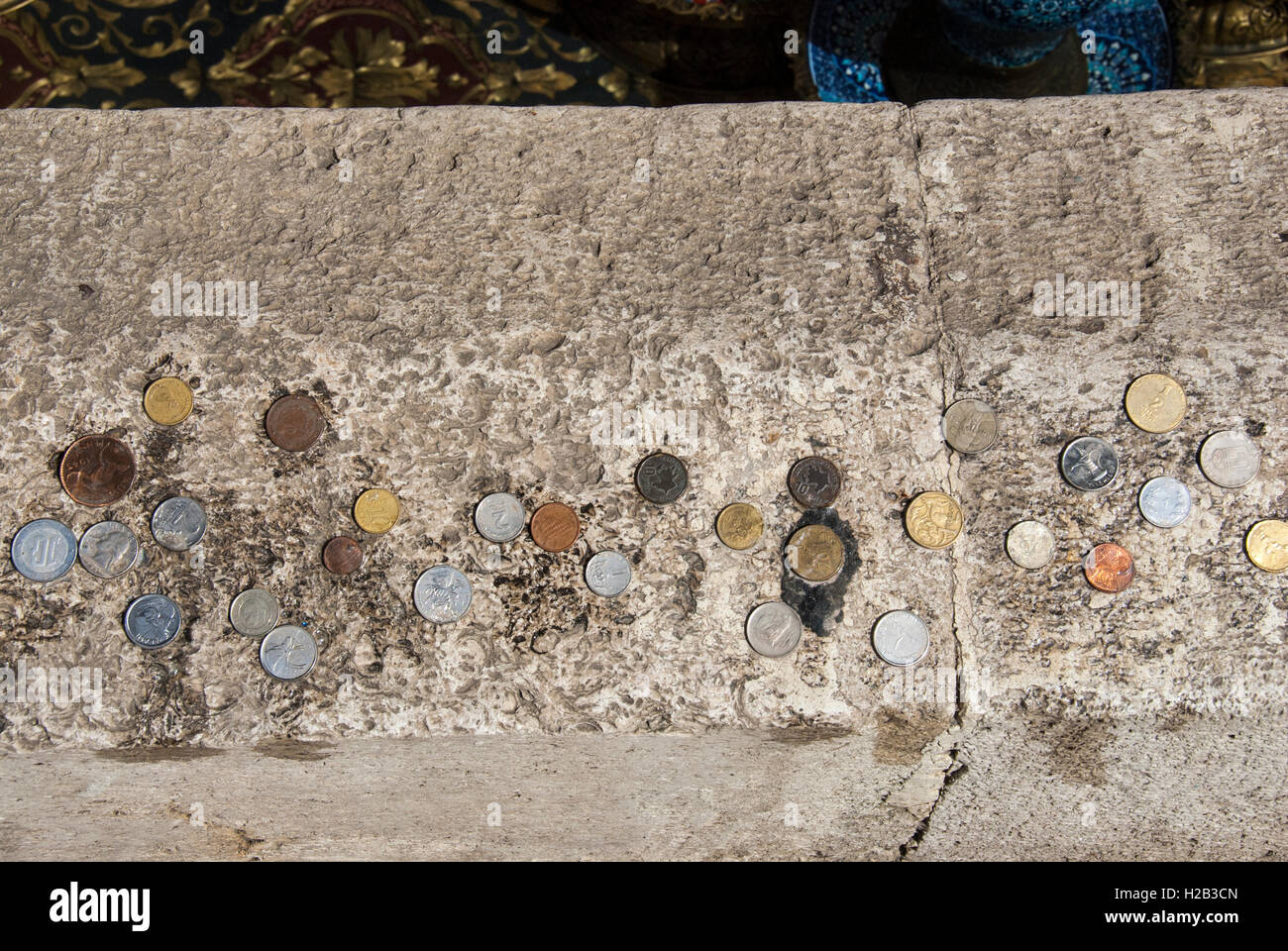Münzen auf Bürgersteig, Istanbul, Türkei Stockfoto