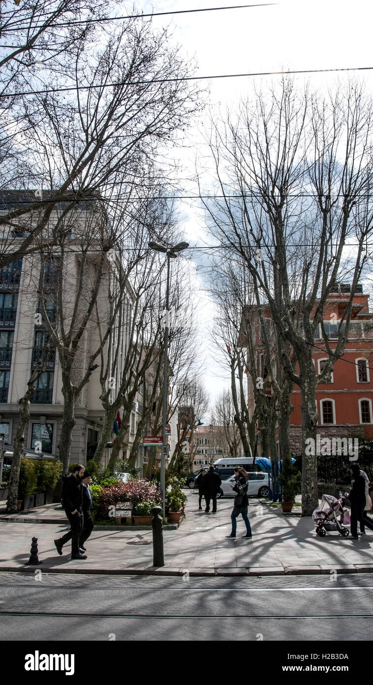 Menschen, die durch Straßen, Istanbul, Türkei Stockfoto