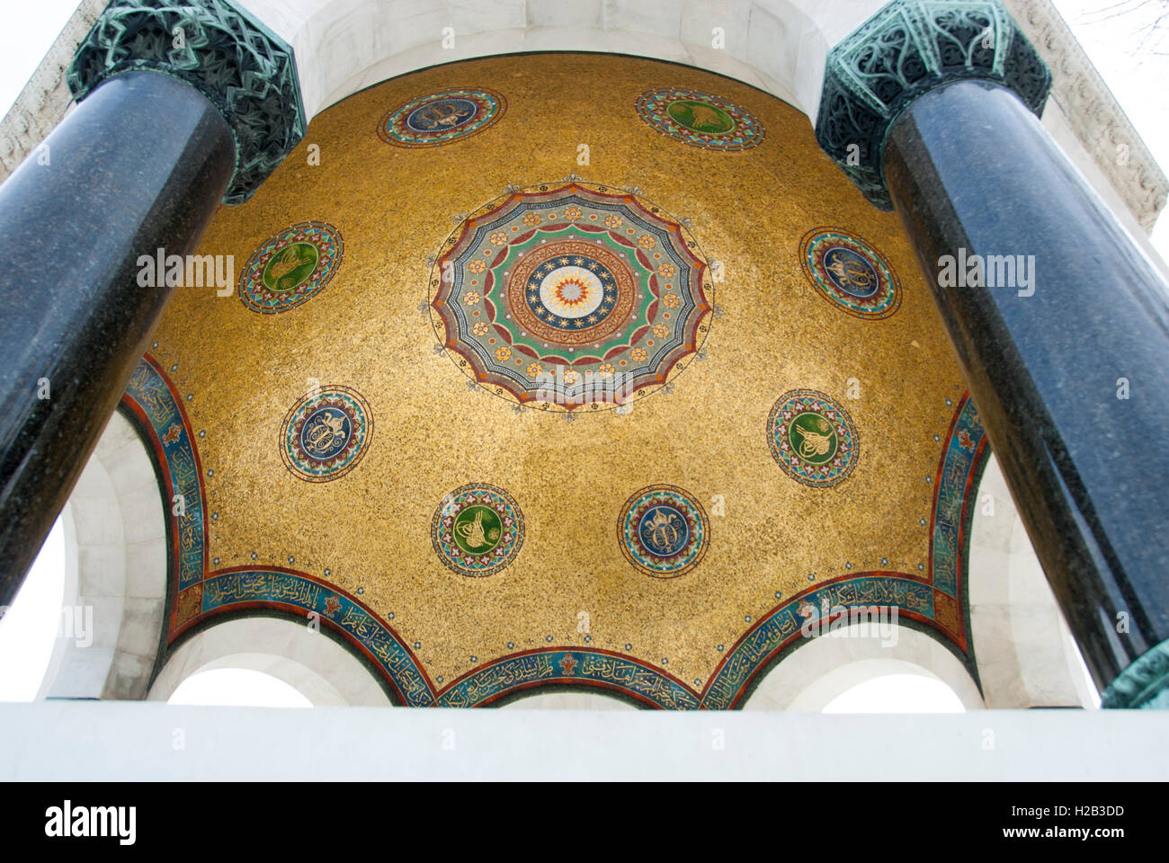 Niedrigen Winkel von gold Decke des deutschen Brunnen, Istanbul, Türkei Stockfoto
