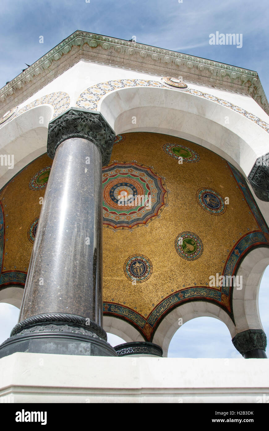 Niedrigen Winkel von gold Decke des deutschen Brunnen, Istanbul, Türkei Stockfoto