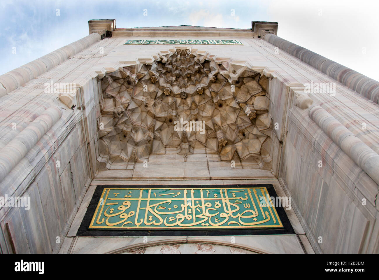 Low-Winkel der Hilfsarbeit auf blaue Moschee, Istanbul, Türkei Stockfoto