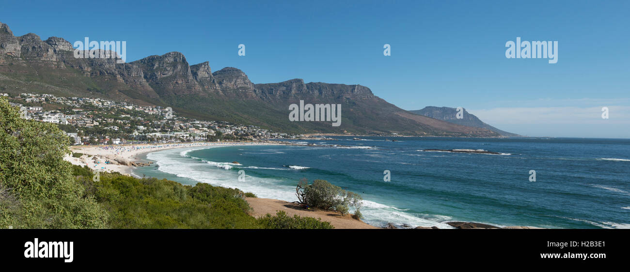 Camps Bay Beach und die zwölf Apostel Berge reichen Panorama, Kapstadt, Western Cape, Südafrika Stockfoto