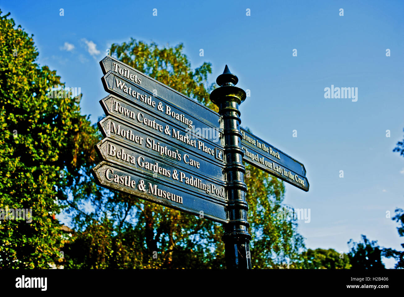 Touristische Hinweisschilder, Riverside, Knaresborough Stockfoto