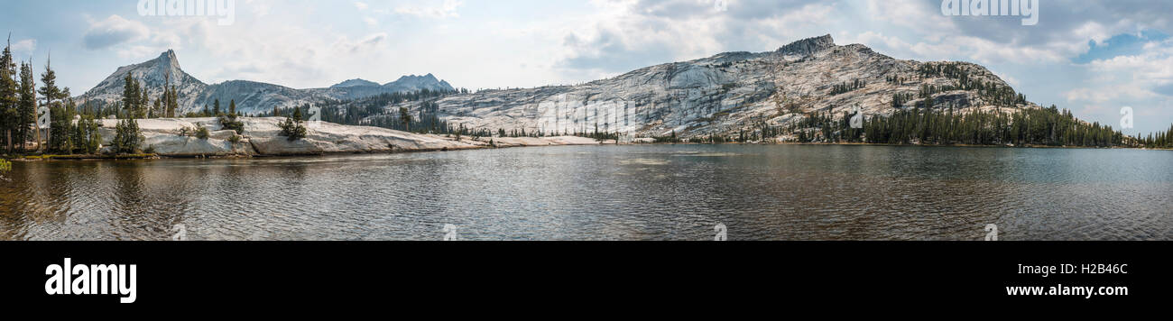 Niedrigere Kathedrale See und Cathedral Peak, Sierra Nevada, Yosemite National Park, Cathedral, Kalifornien, USA Stockfoto