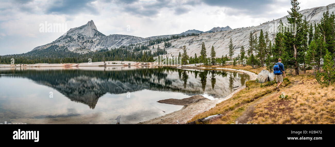 Junger Mann auf Wanderweg am See, in den Bergen in einem See, Cathedral Peak, niedrigere Kathedrale See, Sierra Nevada wider Stockfoto