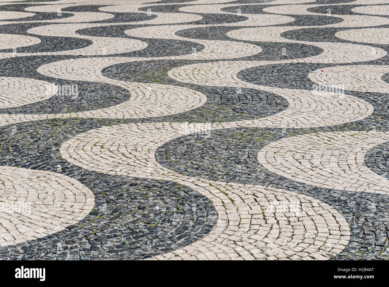 Wellenförmige Muster in Pflaster, Schwarze und Weiße, Kopfsteinpflaster,  Rossio, Lissabon, Portugal Stockfotografie - Alamy