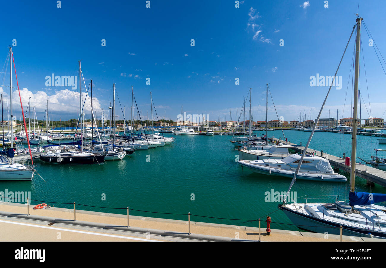 Segel- und Motorboote im Hafen vor Anker, Marina di Pisa, Toskana, Italien Stockfoto