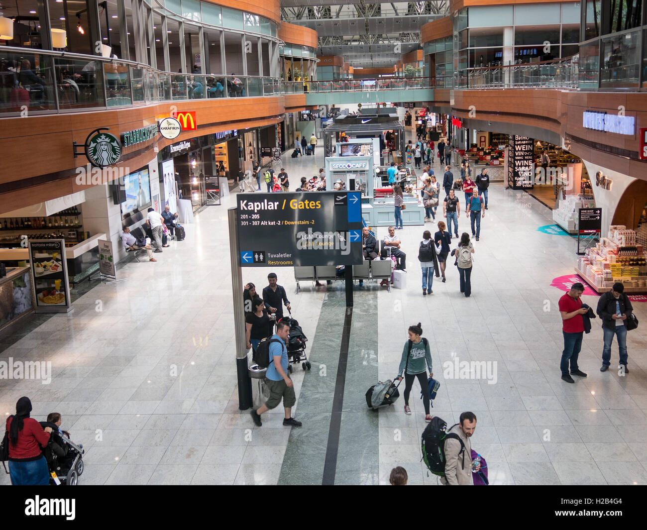 Nicht identifizierte Personen in Abflughalle der Sabiha Gökcen International Airport (SAW) in Istanbul, Türkei. Stockfoto