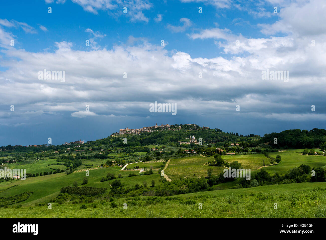 Eine Stadt im Val d'Orcia auf einem Hügel, umgeben von Farmen und Felder, Montepulciano, Toskana, Italien umgeben Stockfoto