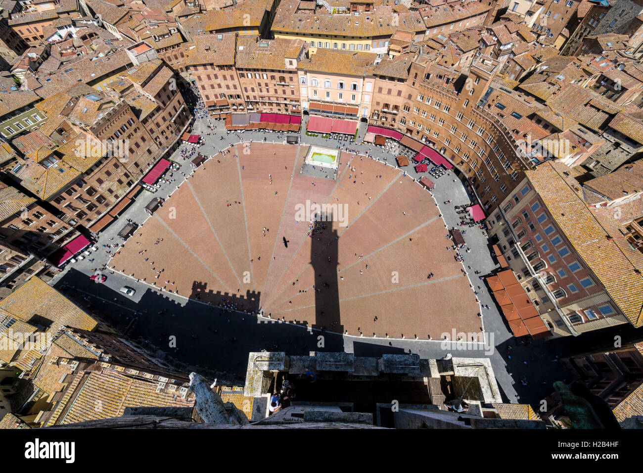 Blick auf die Piazza del Campo und Dächer der Stadt vom Torre del Mangia, Siena, Toskana, Italien Stockfoto