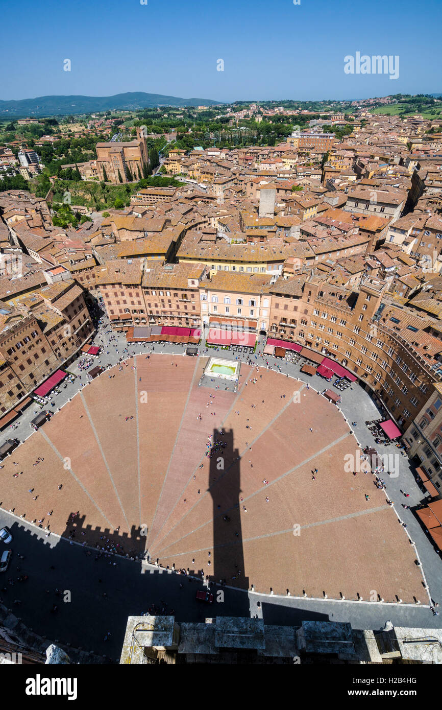 Blick auf die Piazza del Campo und Dächer der Stadt vom Torre del Mangia, Siena, Toskana, Italien Stockfoto