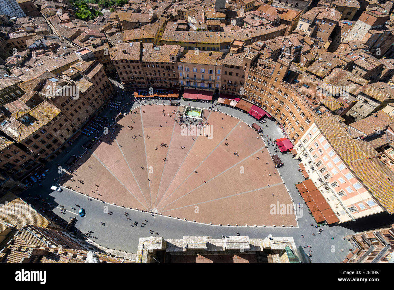 Blick auf die Piazza del Campo und Dächer der Stadt vom Torre del Mangia, Siena, Toskana, Italien Stockfoto