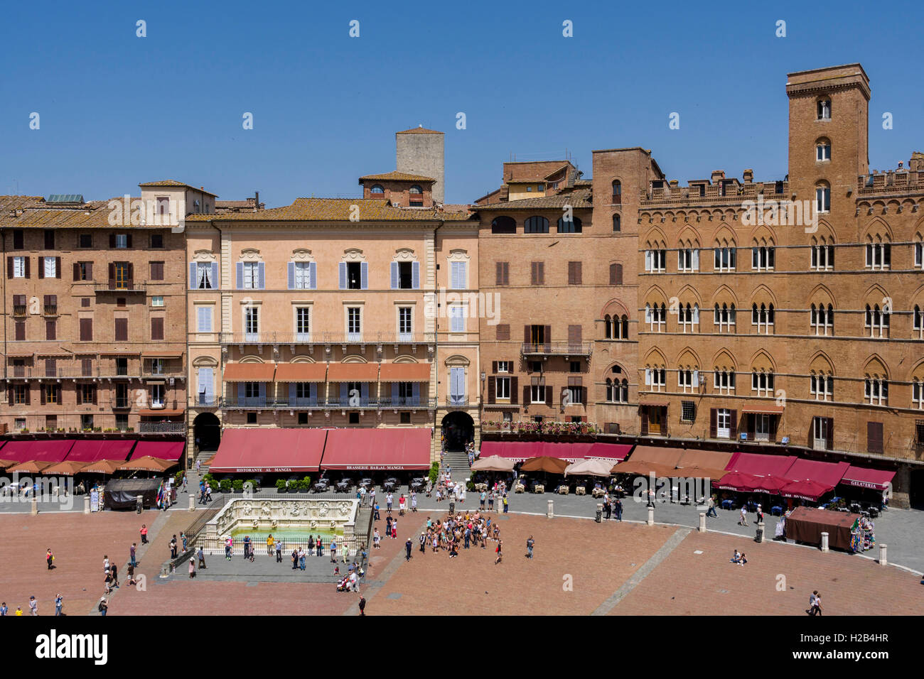 Blick auf die Piazza del Campo und Gebäude in der Umgebung von Palazzo Pubblico, Siena, Toskana, Italien Stockfoto