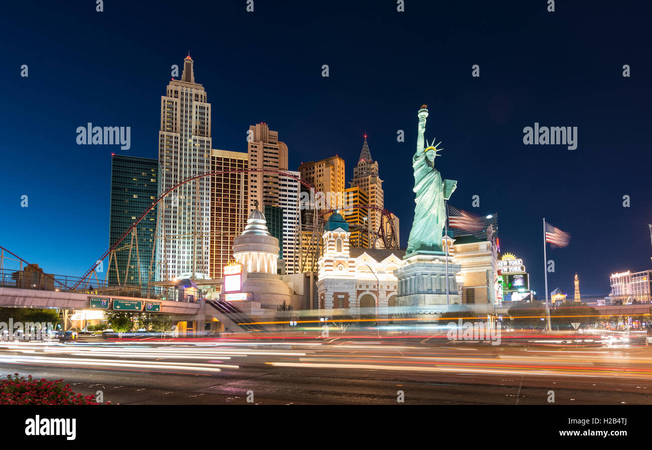 New York New York Hotel und Casino in der Nacht, Las Vegas, Nevada, USA Stockfoto