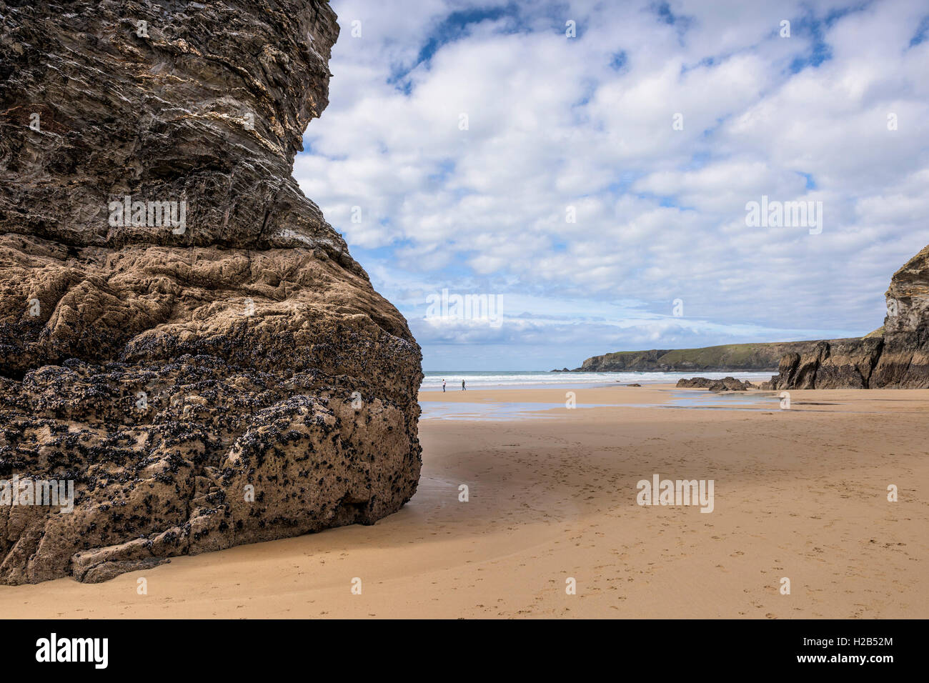 Der Strand bei Ebbe am Bedruthan Steps in Cornwall freigelegt. Stockfoto