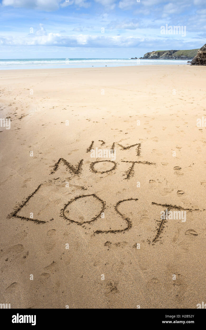 Eine Nachricht in den Sand am Strand von Cornwall geschrieben. Stockfoto