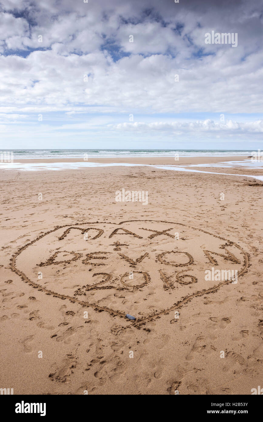 Namen in den Sand geschrieben am Strand von Bedruthan Steps in Cornwall. Stockfoto