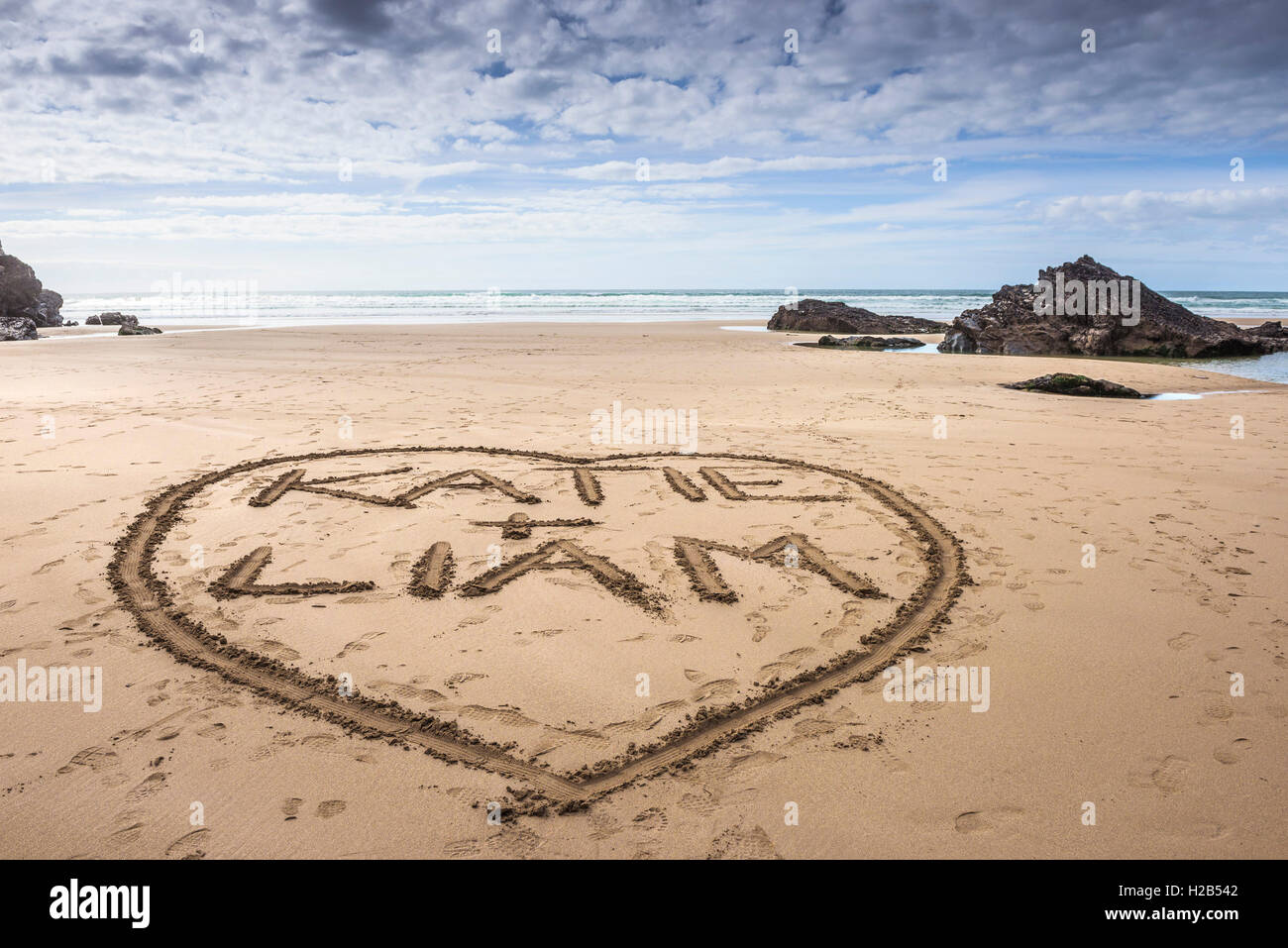 Namen und ein Herz in den Sand am Strand von Bedruthan Steps in Cornwall geschrieben. Stockfoto