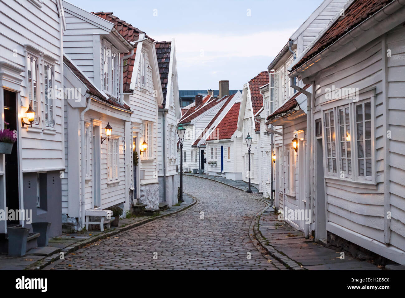 Traditionellen skandinavischen gepflasterte Straße mit weißen Häusern in Stavanger, Norwegen Stockfoto