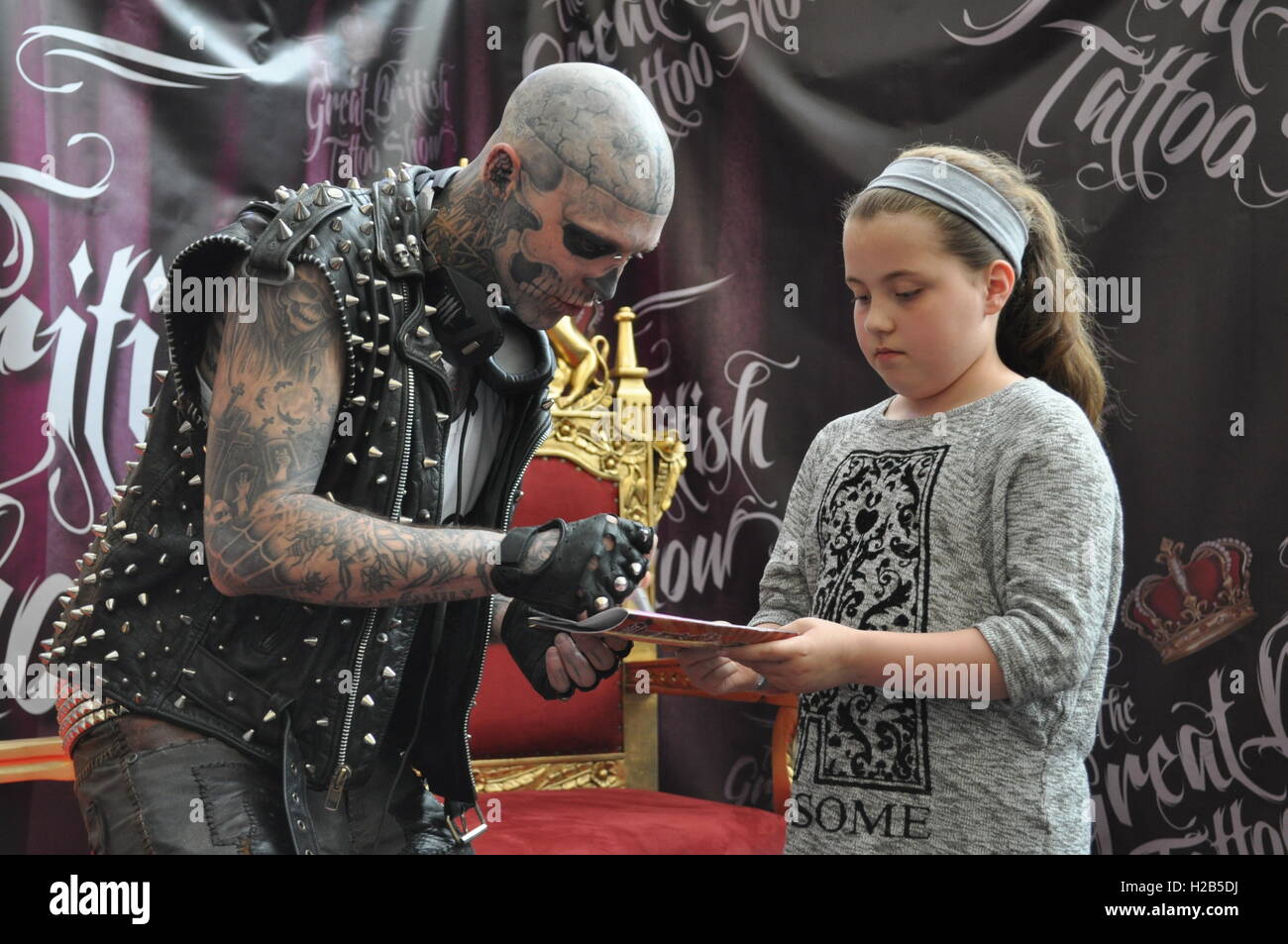 Rick Genest Zombie Boy auf der Great British Tattoo Show im Alexander Palace Unterzeichnung ein Autogramm für einen jungen fan Stockfoto