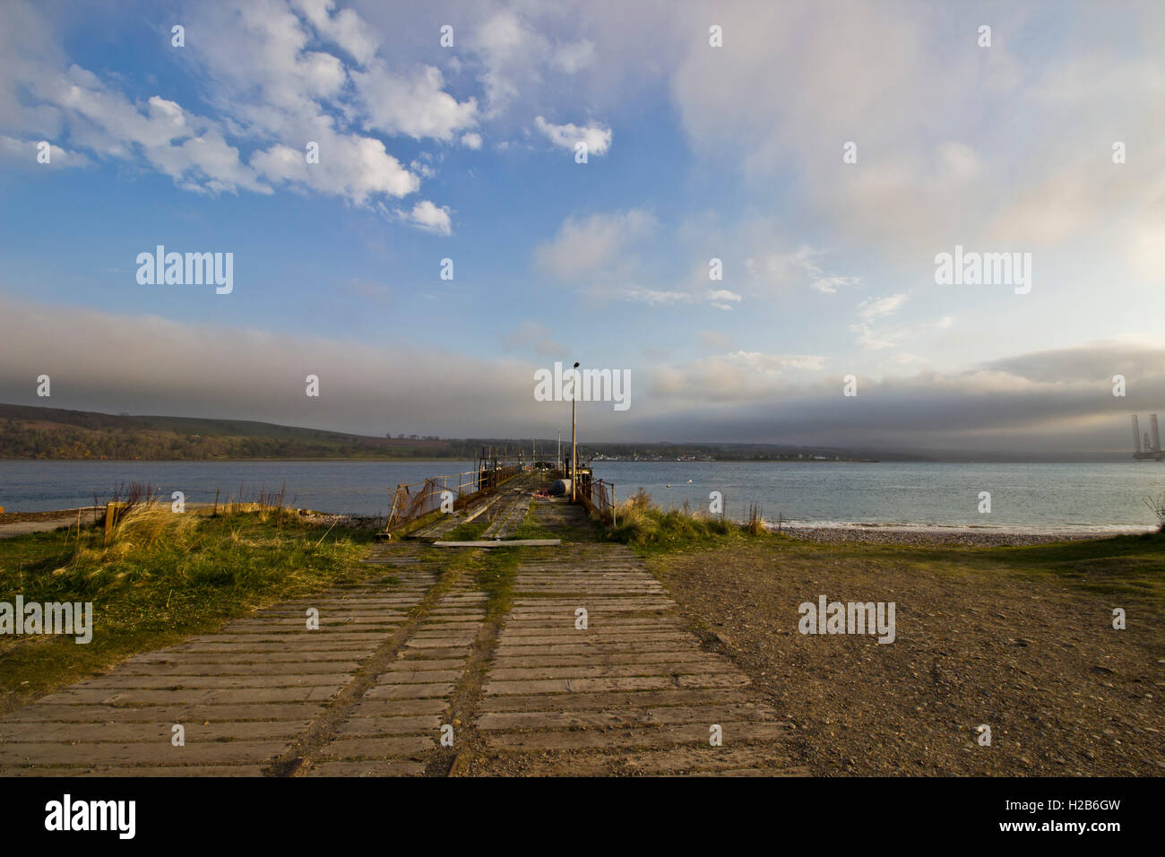 Pier zum Meer führt, Nigg, Schottland. Stockfoto