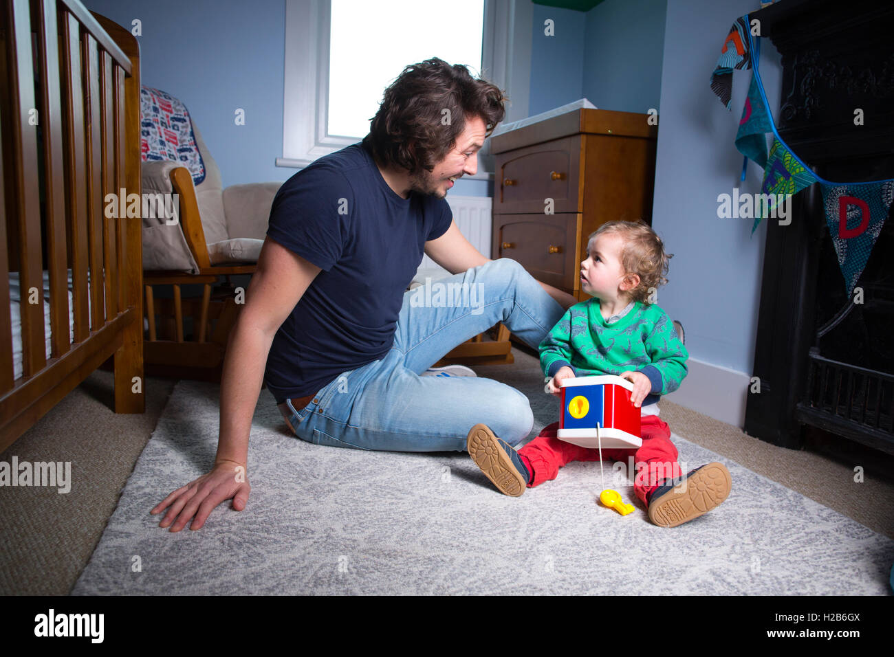 Hausmann, sagte gemeinsame Elternzeit, eines nur 3.000 britische Väter, um gemeinsame Elternzeit zu nehmen. Stockfoto