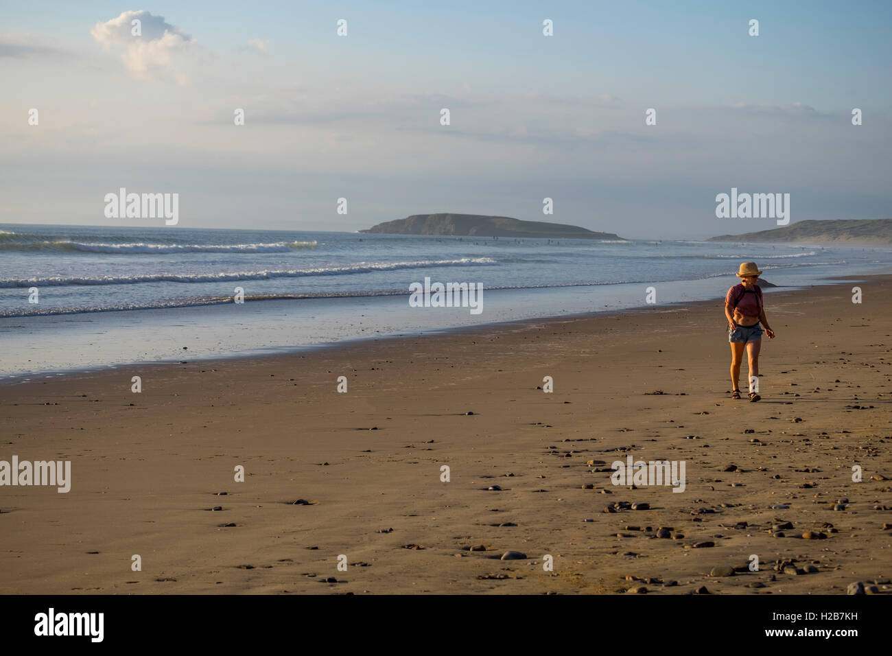 Fuß am Strand bei Sonnenuntergang, Rhossilli Bucht, Gower, South Wales, UK Stockfoto