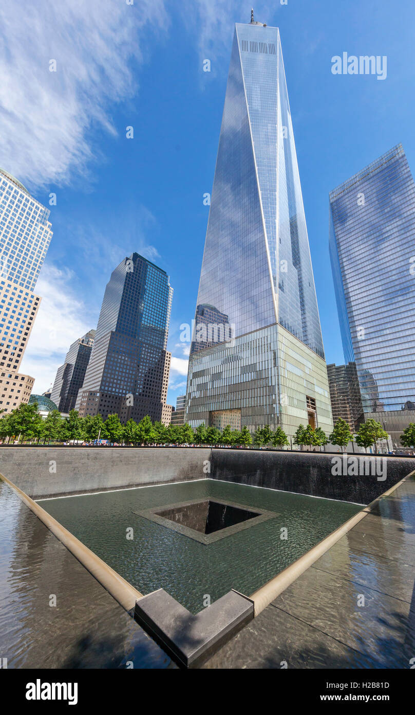 Blick auf den Nord-Pool, Reflecting Pool und der Freedom Tower am Ground Zero. Stockfoto