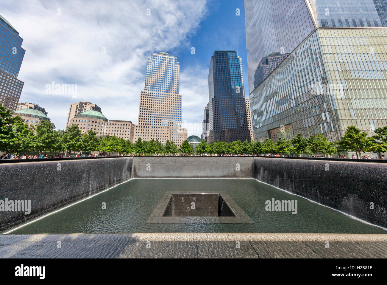 Blick auf den Nord-Pool, Reflecting Pool und der Freedom Tower am Ground Zero. Stockfoto