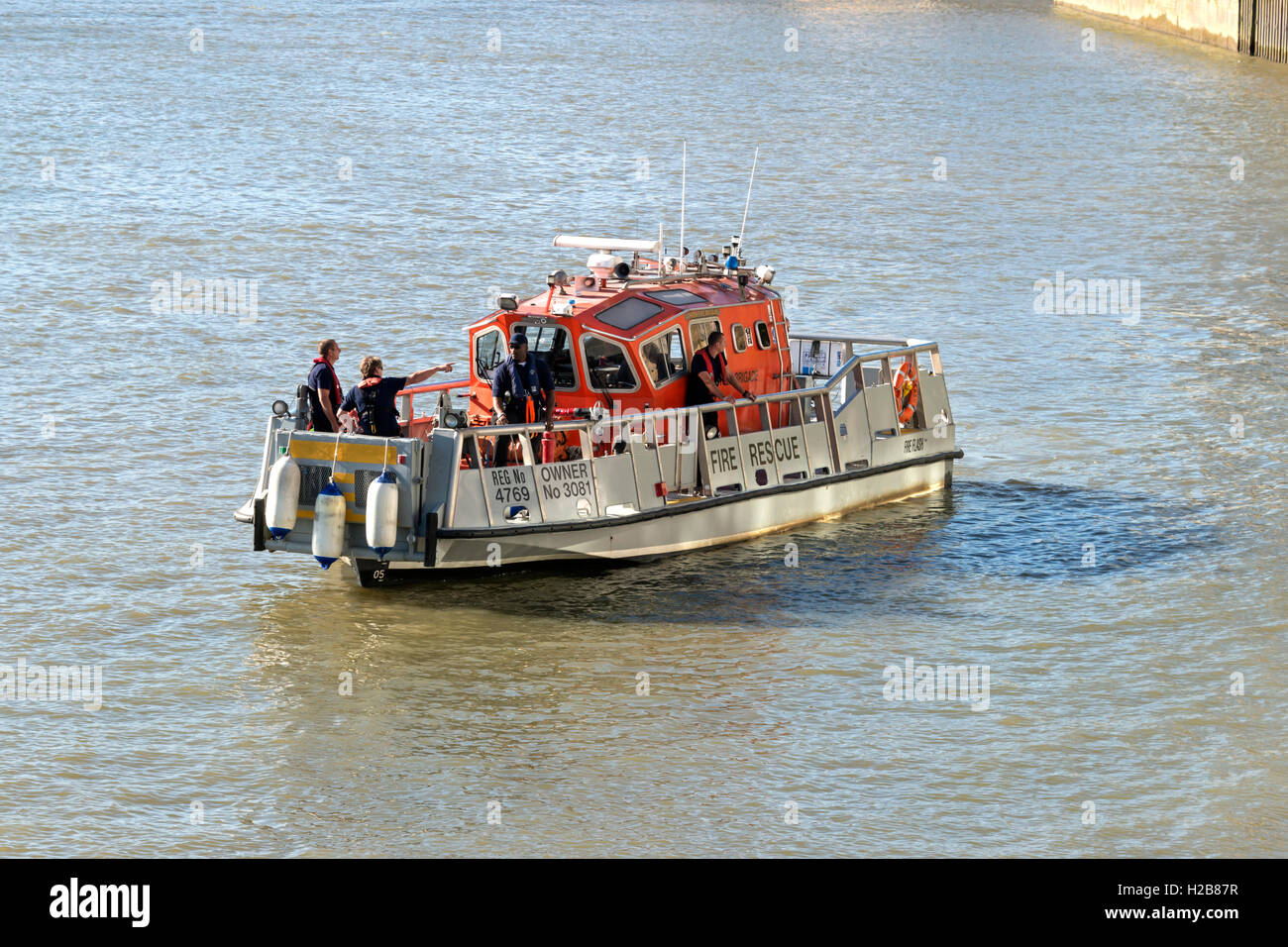 Fire and Rescue Boot auf der Themse, London, UK Stockfoto