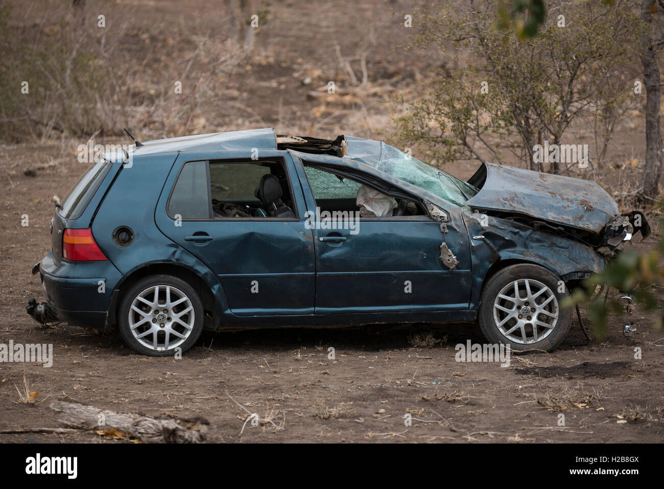 Ein Auto, das bei einem Unfall in den Krüger Nationalpark gerollt hatte Stockfoto